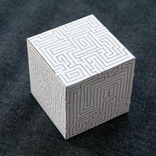 Ein Labyrinth auf einem Würfel