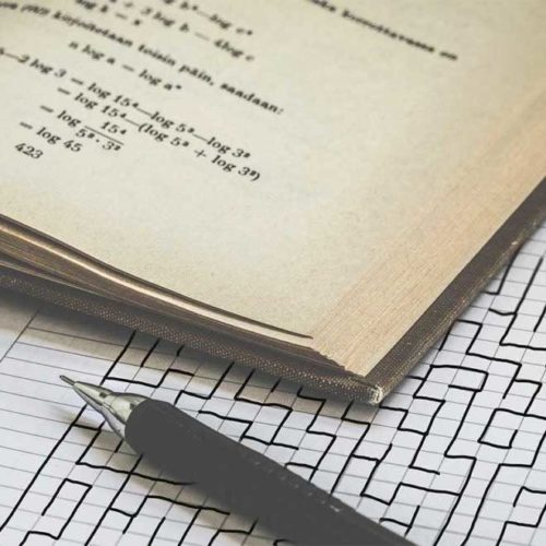 labyrinth und mathematikbuch