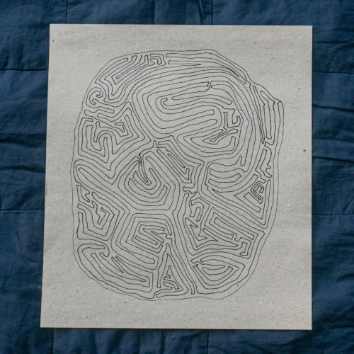 Handgezeichnetes Labyrinth mit geschwungenen Gängen auf grauem Papier