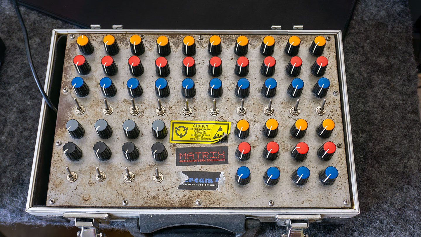 Turtur – MIDI-Controller mit bunten Drehreglern und Kippschaltern im Koffer