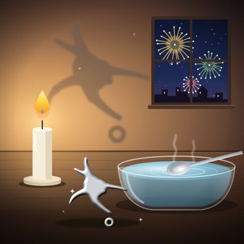 Bleigießen an Silvester: brennende Kerze, Glasschale mit Wasser und Löffel, davor eine glänzende Bleifigur, deren Schatten groß an die Wand fällt; im Fenster Feuerwerk