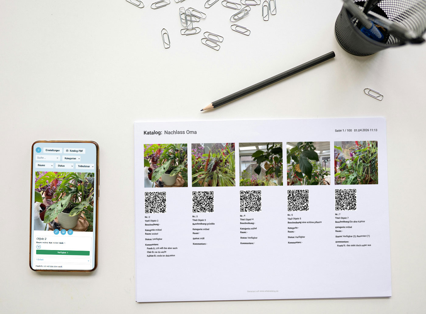 Ausgedrucktes Katalog-PDF mit Fotos und QR-Codes neben einem Handy, das denselben Katalog zeigt