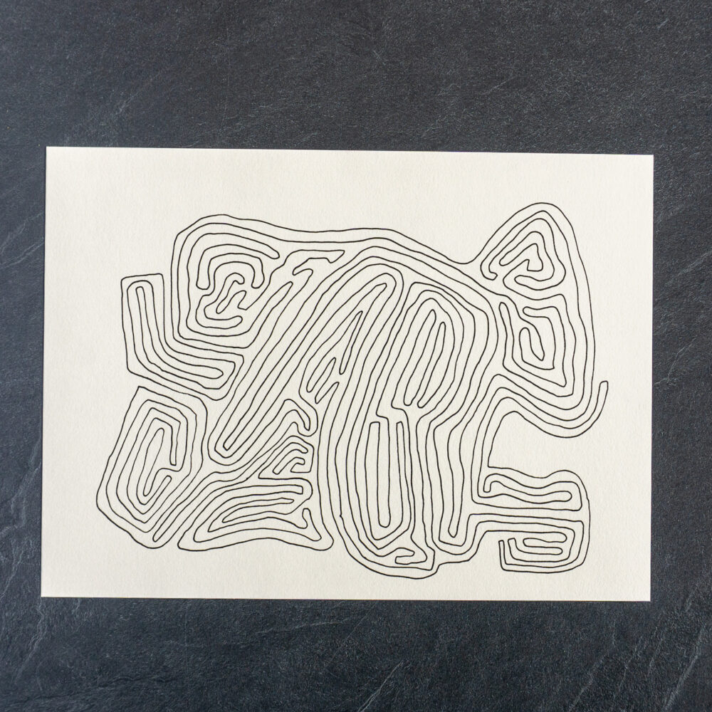Freihandzeichnung Bison: Labyrinth aus einer einzigen schwarzen Linie auf hellem Papier, ca. 21 × 26,7 cm