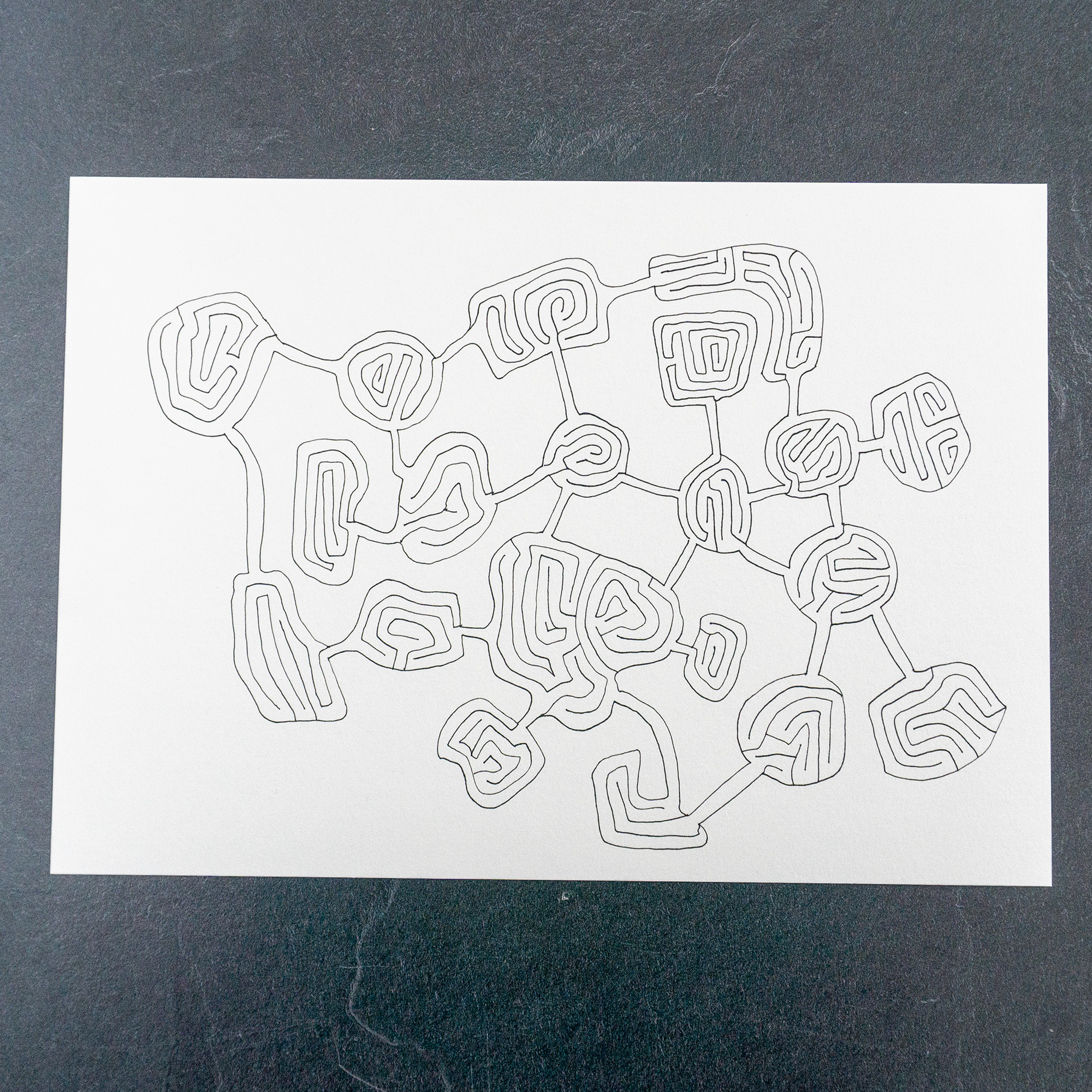 Freihandzeichnung Galle: Labyrinth aus einer einzigen schwarzen Linie auf hellem Papier, DIN A4
