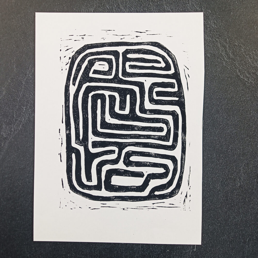 Linolschnitt eines Labyrinths, schwarz auf weißem Papier, ca. 13 × 18 cm