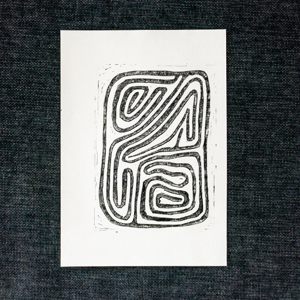 Linolschnitt Labyrinth II, schwarz auf weißem Papier, ca. 13 × 18 cm
