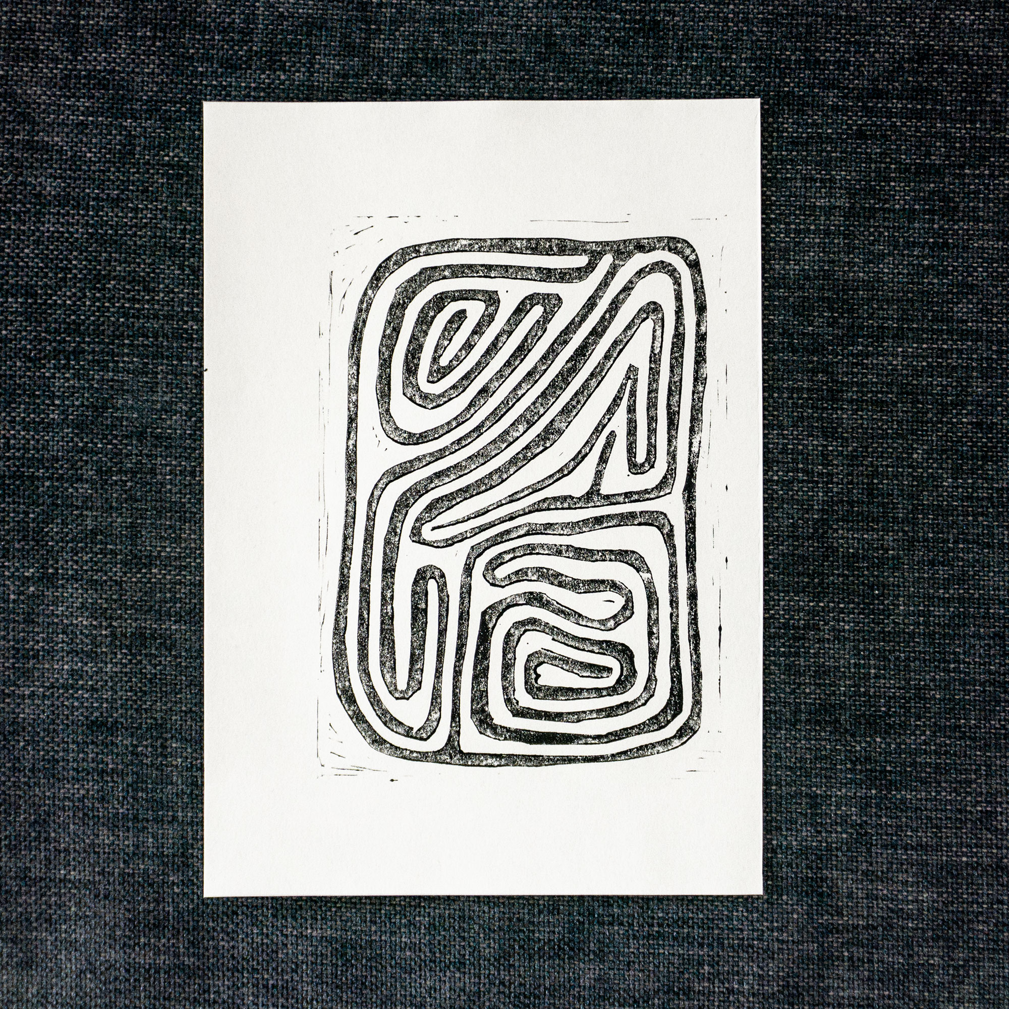 Linolschnitt Labyrinth II, schwarz auf weißem Papier, ca. 13 × 18 cm
