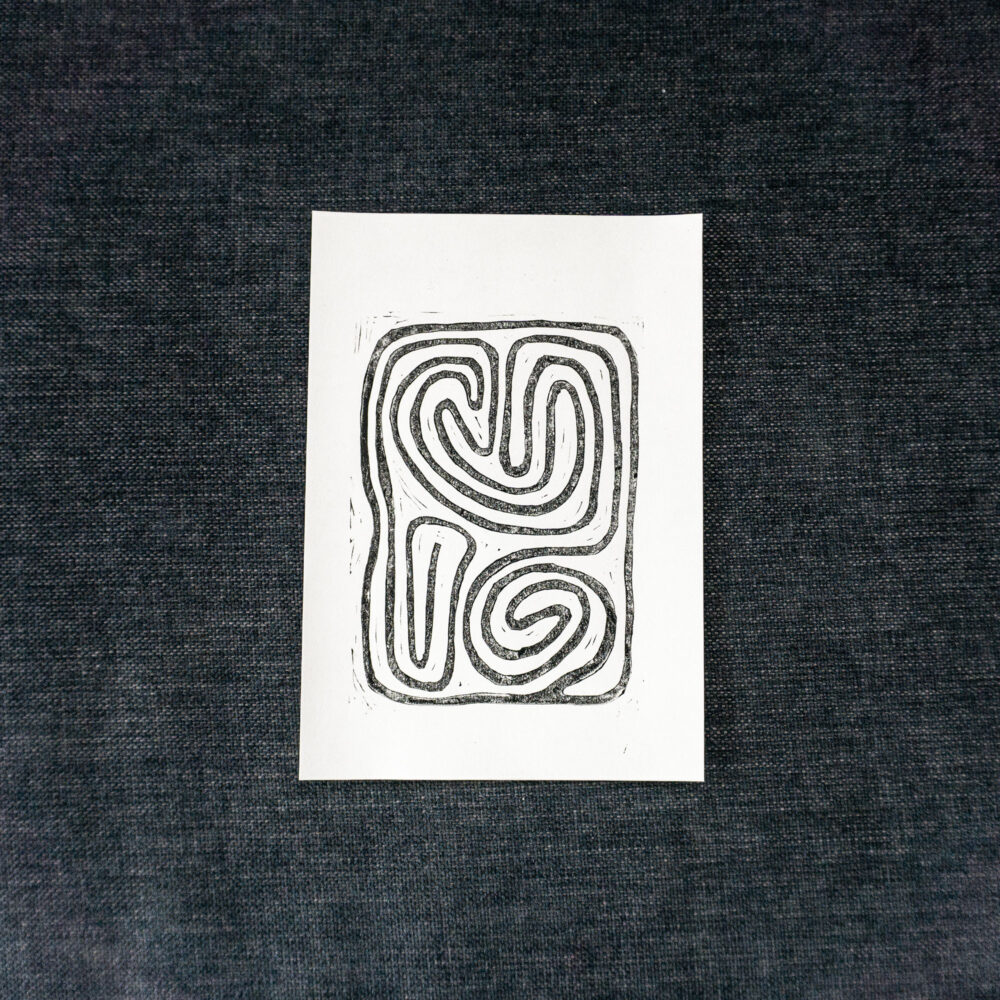 Linolschnitt Labyrinth III, schwarz auf weißem Papier, ca. 13 × 18 cm