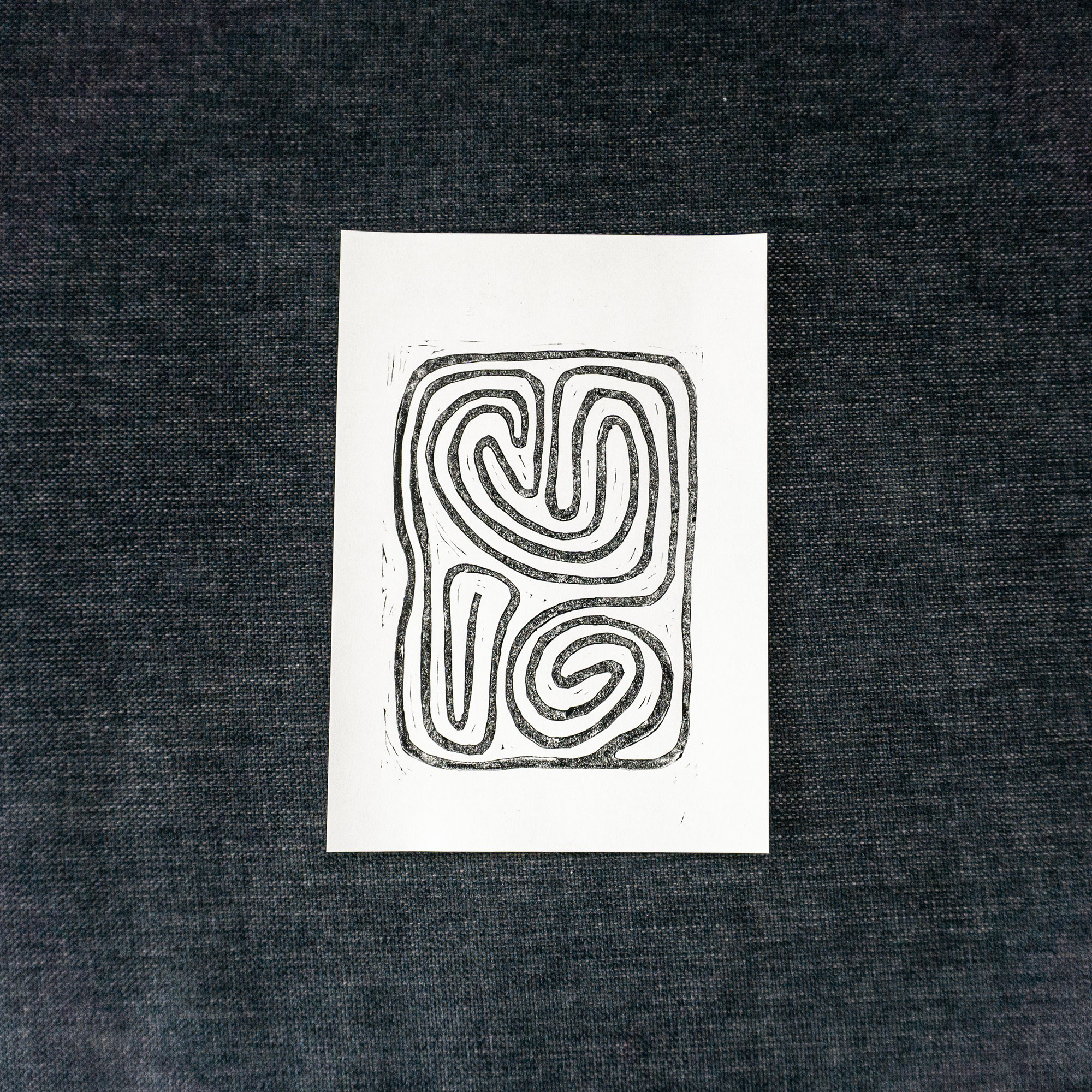 Linolschnitt Labyrinth III, schwarz auf weißem Papier, ca. 13 × 18 cm