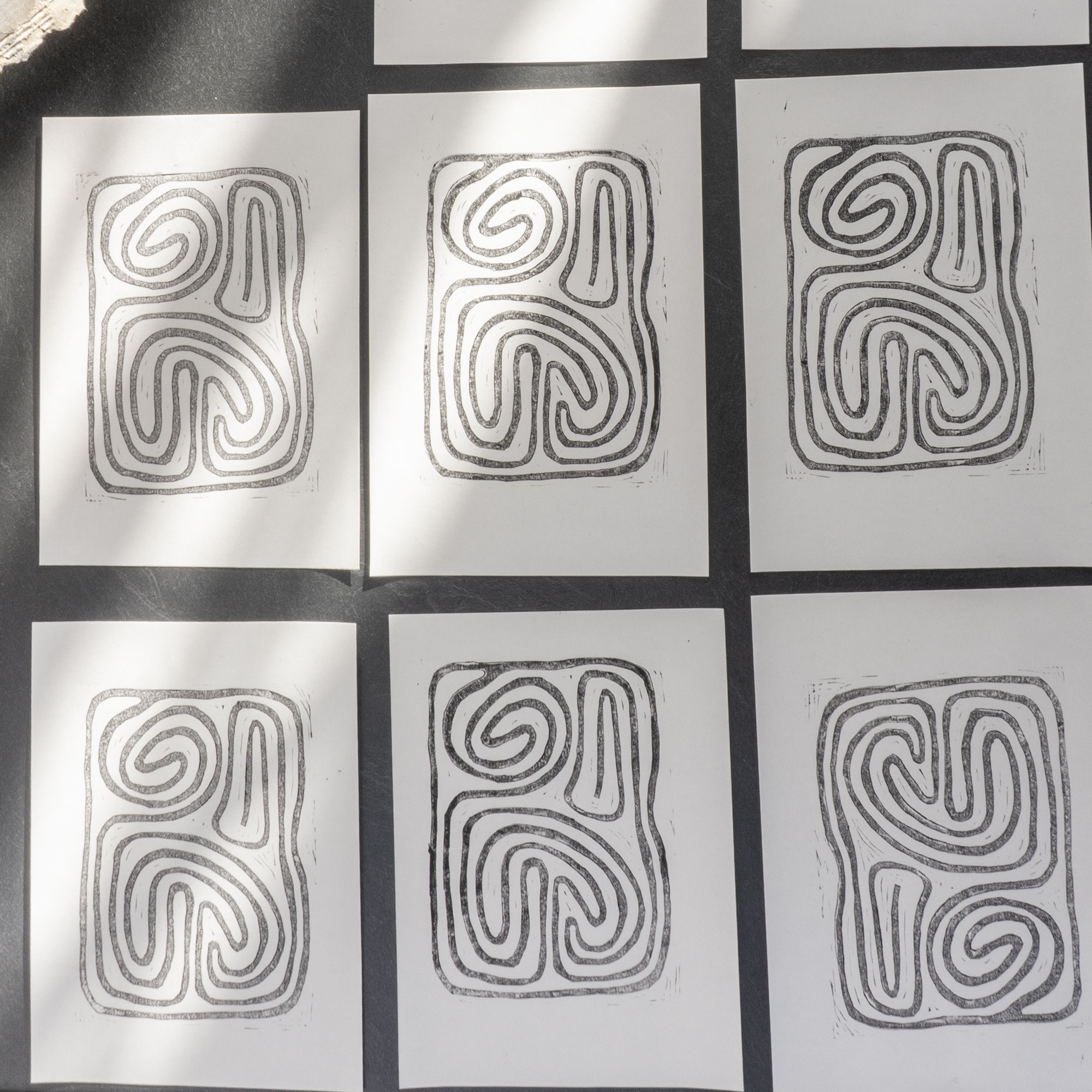 Sechs Abzüge des Linolschnitts Labyrinth III