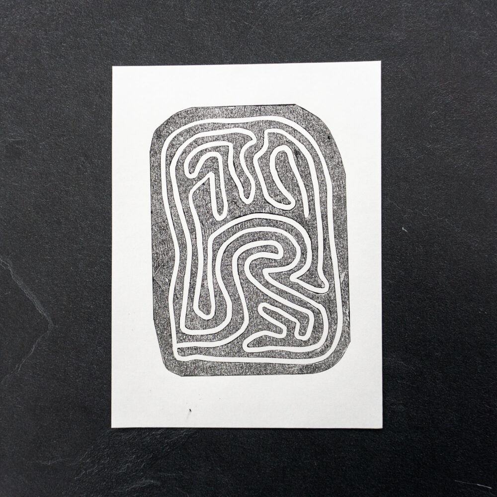 Linolschnitt Labyrinth IV, schwarz auf weißem Papier, ca. 13 × 18 cm