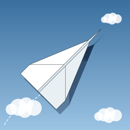 Weißer Papierflieger von oben, der durch einen blauen Himmel mit Wolken fliegt